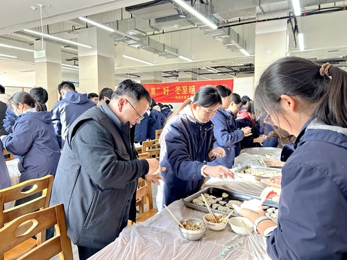 郑州市第五高级中学党委书记陈峻与学生一起包饺子