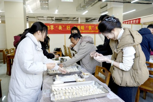 老师们一起包饺子