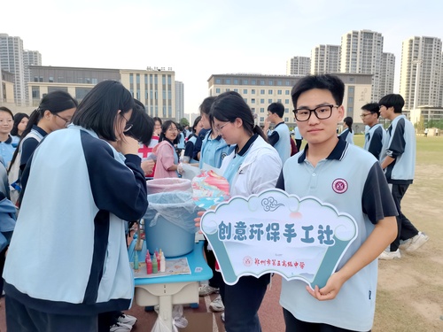 2025年5月13日郑州市第五高级中学社团嘉年华暨第二届科创文化节手工社制作漆扇